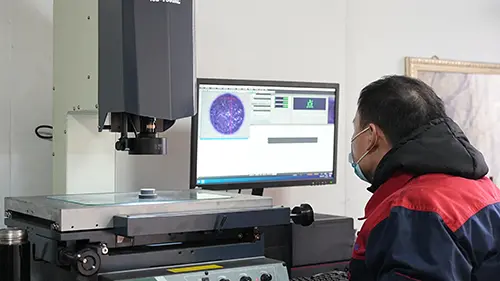 Med skarpt udsyn og præcis vejledning etablerer vi solidt kvalitetsforsvarslinjen for skimmelsvampe.